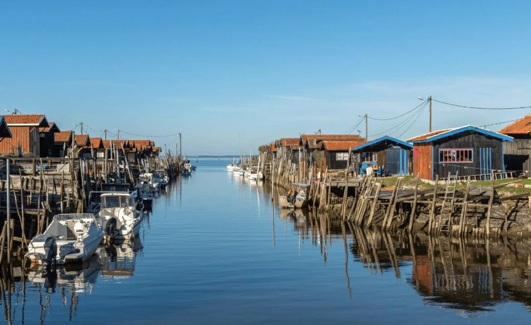 Port de Larros à Gujan-Mestras, cabanes et eau